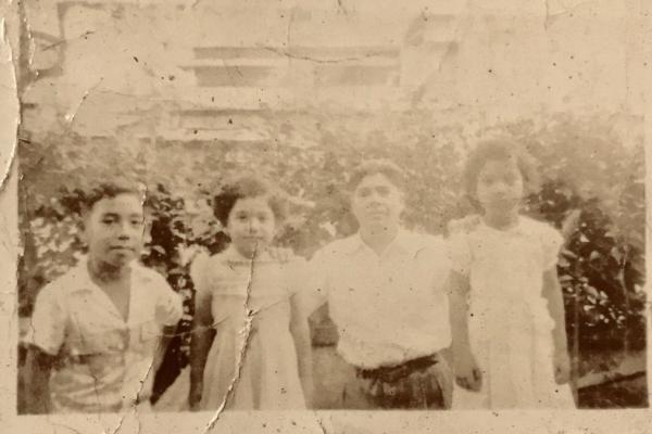 Familia Wo Ching Arias, de izquierda a derecha: Antonio Wo Ching Arias, Olga Wo Ching Arias, Ismael Arias Alfaro (tío), Elsa Nelly Wo Ching Foto tomada por Studio Robinson, Siquirres, CR, 1958.