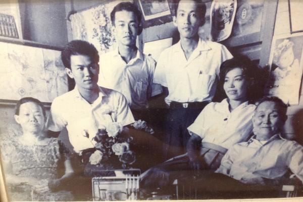 En la foto de izquierda a derecha: Ángela Soto, Armando Apuy (conocido como Pithaya), Guillermo Apuy, Juan Apuy (miembro de la Junta Directiva de la Colonia China de Puntarenas por muchos años), Elisabeth Apuy y Don Luis Wong (uno de los fundadores de la Colonia China de Puntarenas)