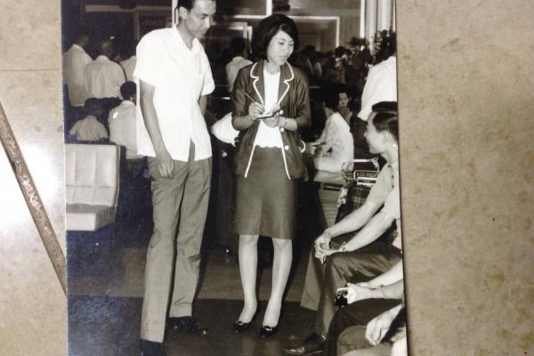 Doña Paulina Cheang, en 1968, aborda un avión rumbo a Costa Rica